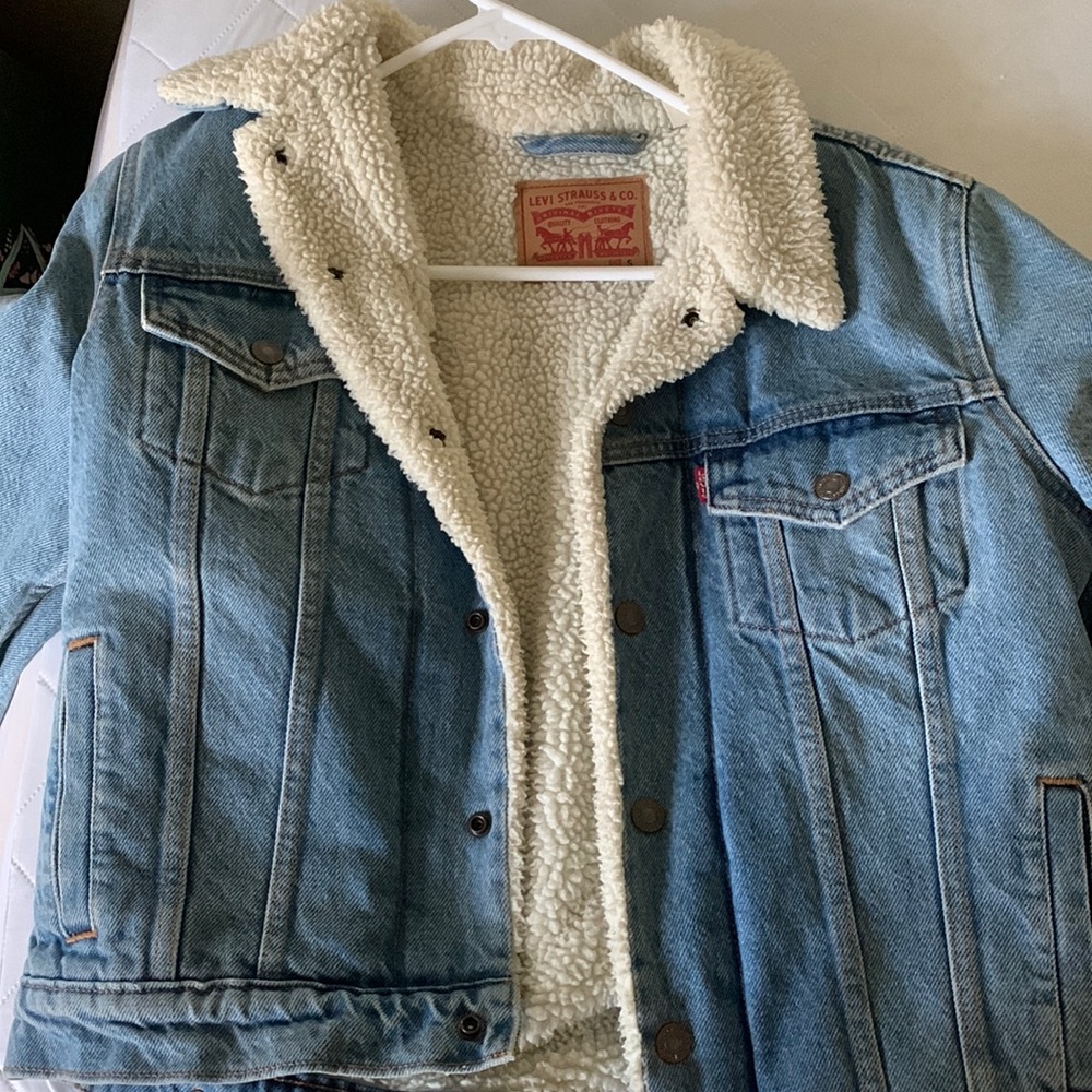 Levi’s fur lined jean jacket size small!